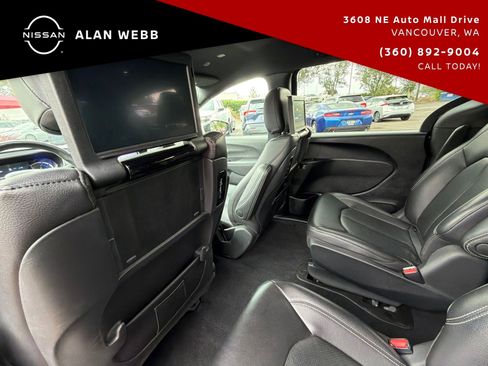 Used 2022 Chrysler Pacifica Touring-L w/ Uconnect Theater Family Group FWD image 29