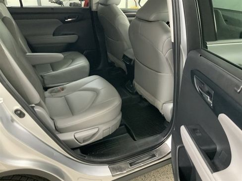 Used 2022 Toyota Highlander XLE image 20