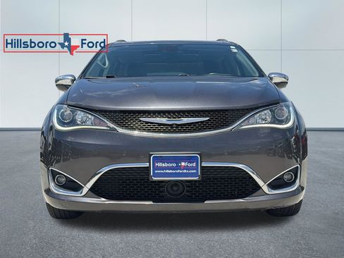 Used 2018 Chrysler Pacifica Limited w/ Tire & Wheel Group FWD image 2