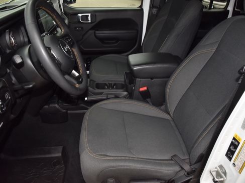 Used 2024 Jeep Gladiator Sport AWD/4WD image 13