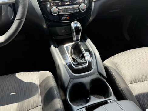 Used 2020 Nissan Rogue SV FWD image 17