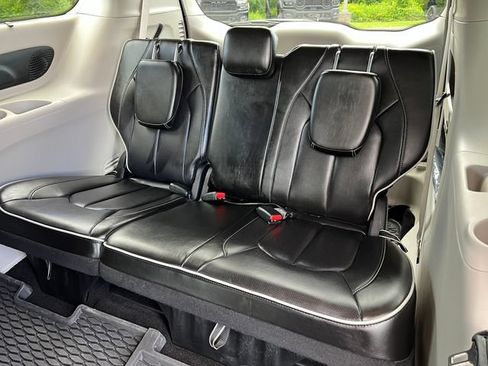 Used 2024 Chrysler Pacifica Limited FWD image 7