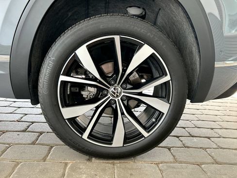 Certified 2025 Volkswagen Atlas Cross Sport SEL Premium R-Line AWD/4WD image 45