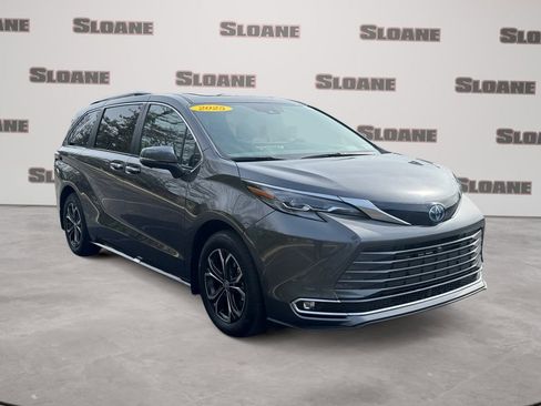 Used 2025 Toyota Sienna Platinum image 7