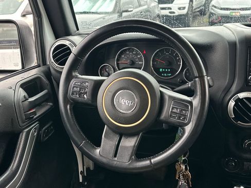 Used 2017 Jeep Wrangler Unlimited Sahara w/ Connectivity Group image 17