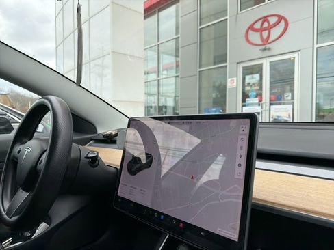 Used 2020 Tesla Model 3 Standard Range Plus image 12