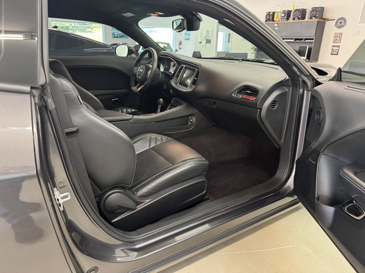 Used 2018 Dodge Challenger SRT Hellcat RWD image 3