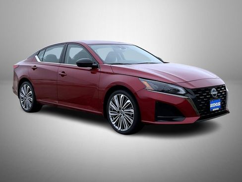 Used 2023 Nissan Altima 2.5 SR w/ SR Premium Package AWD/4WD image 3
