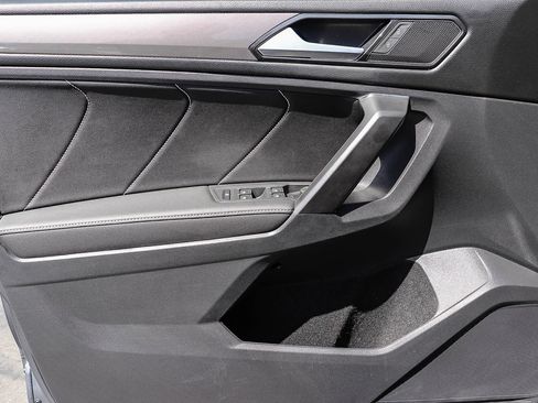 Certified 2022 Volkswagen Tiguan SE w/ Panoramic Sunroof Package FWD image 22