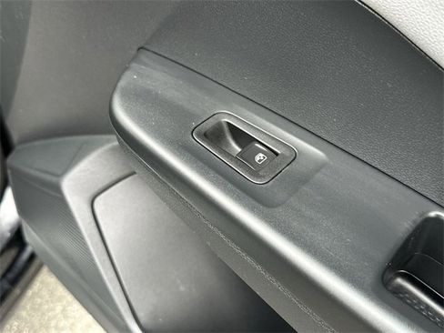 Used 2023 Volkswagen Taos SE w/ Panoramic Sunroof Package image 31