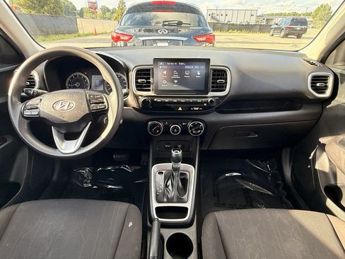 Used 2021 Hyundai Venue SE FWD image 3
