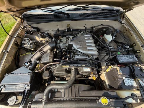 Used 2004 Toyota Tacoma 4x4 Xtracab V6 w/ SR5 Pkg image 9