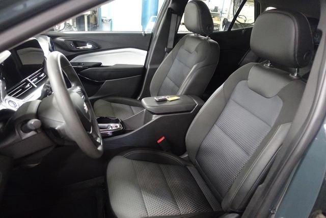 Used 2025 Chevrolet Trax LT FWD image 11
