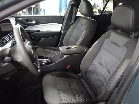 Used 2025 Chevrolet Trax LT FWD image 11