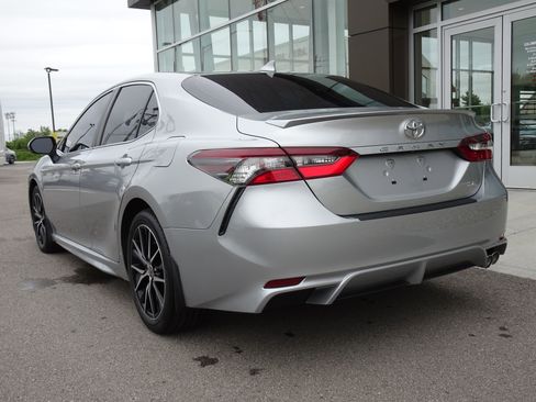 Used 2021 Toyota Camry SE w/ Convenience Package FWD image 3