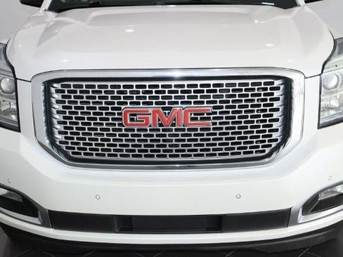 Used 2017 GMC Yukon XL Denali image 9