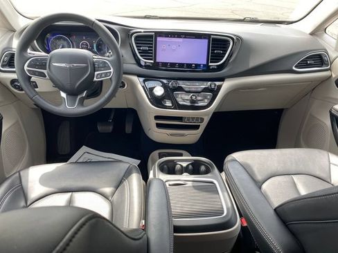 Used 2024 Chrysler Pacifica Touring-L FWD image 5