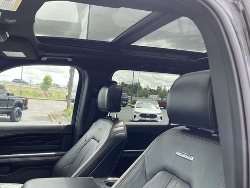 Used 2023 Ford Expedition Platinum image 17