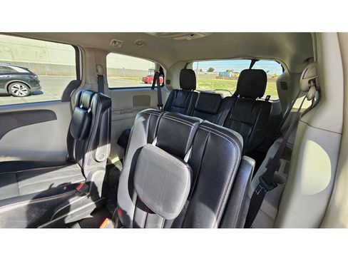 Used 2015 Chrysler Town & Country Touring image 21