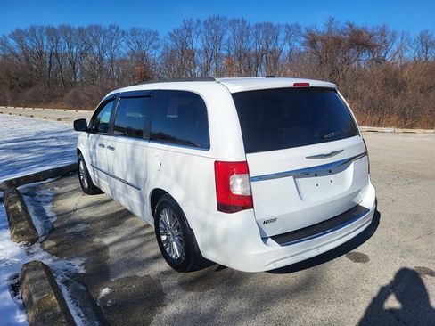 Used 2016 Chrysler Town & Country Touring-L image 9