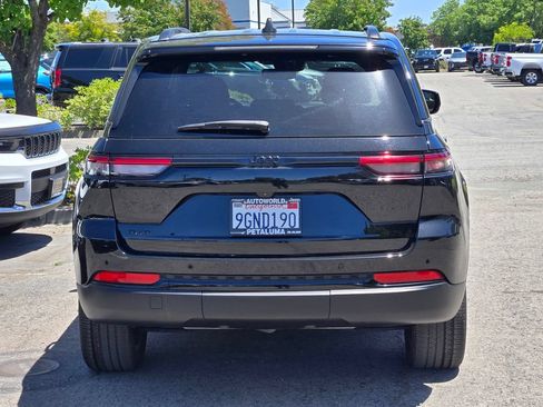 Used 2023 Jeep Grand Cherokee Altitude AWD/4WD image 5