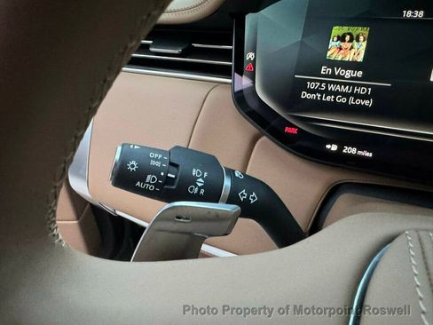 Used 2025 Land Rover Range Rover SV image 44
