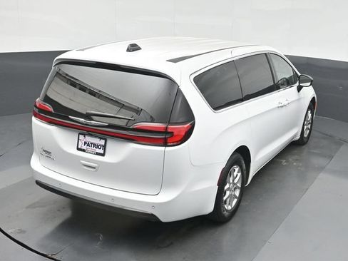 Used 2026 Chrysler Pacifica Select FWD image 37