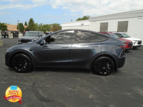 Used 2024 Tesla Model Y Long Range AWD/4WD image 1