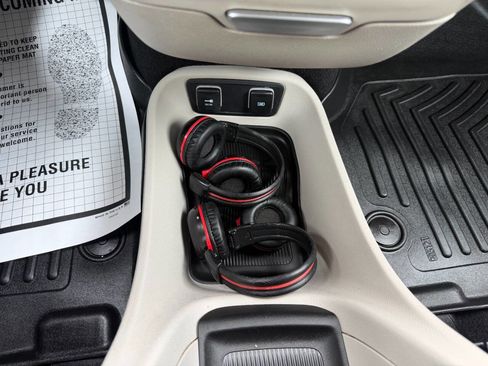 Used 2017 Chrysler Pacifica Touring-L FWD image 27