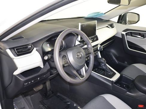 Used 2025 Toyota RAV4 XLE image 39