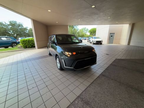 Used 2025 Kia Soul LX w/ LX Technology Package FWD image 3