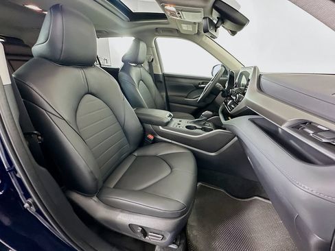 Used 2025 Toyota Highlander XLE FWD image 30