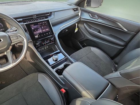 New 2025 Jeep Grand Cherokee L Laredo image 13