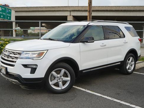 Used 2018 Ford Explorer XLT w/ Equipment Group 201A image 3