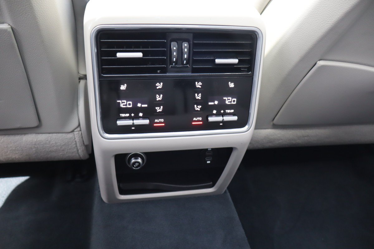 Used 2023 Porsche Cayenne Platinum Edition AWD/4WD image 19