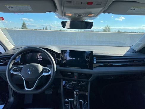 Used 2025 Volkswagen Jetta SE image 32