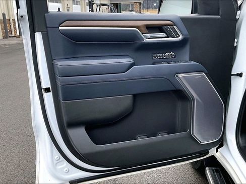 Used 2022 Chevrolet Silverado 1500 High Country w/ Z71 Off-Road Package image 24