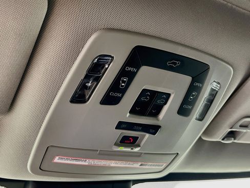 Used 2024 Toyota Sienna XLE FWD image 20