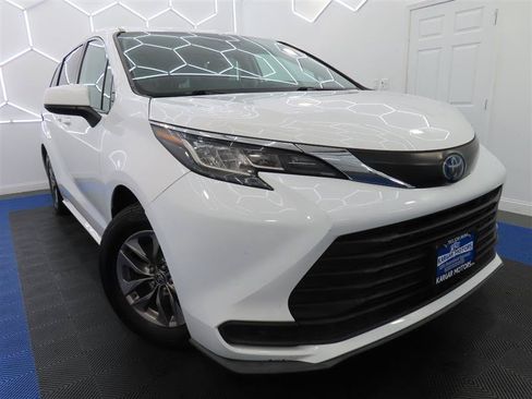 Used 2023 Toyota Sienna LE AWD/4WD image 2