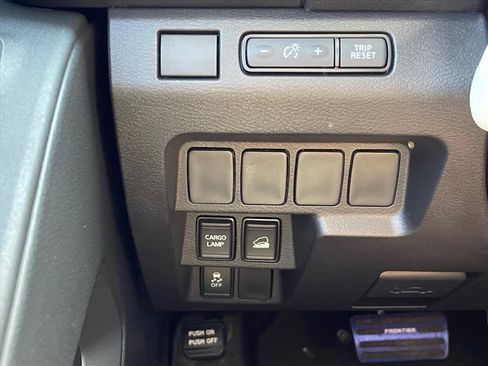 Used 2024 Nissan Frontier SV AWD/4WD image 19