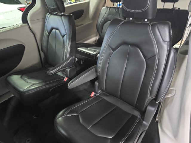 Used 2023 Chrysler Pacifica Touring-L FWD image 17