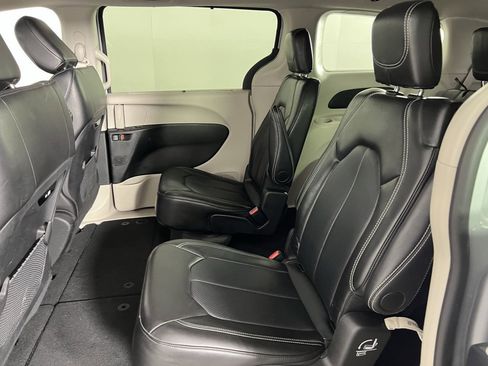 Certified 2024 Chrysler Pacifica Touring-L image 25