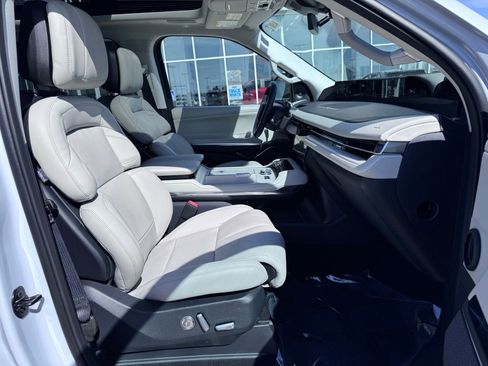 New 2026 Lincoln Navigator L Reserve AWD/4WD image 11