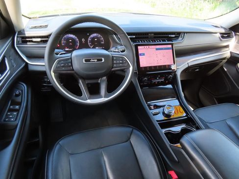 Certified 2023 Jeep Grand Cherokee Limited AWD/4WD image 4