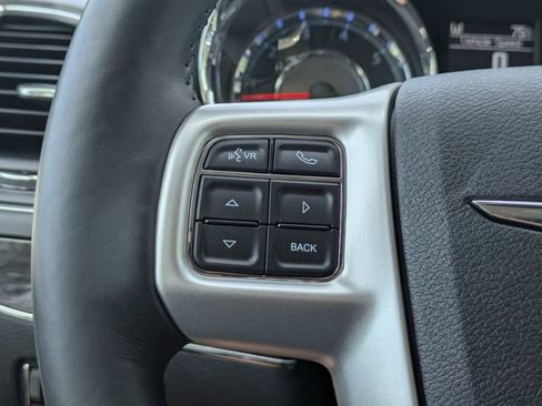 Used 2016 Chrysler Town & Country Touring-L FWD image 32