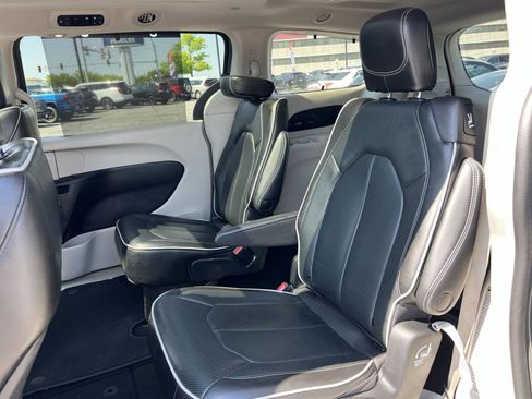Used 2022 Chrysler Pacifica Limited AWD/4WD image 33