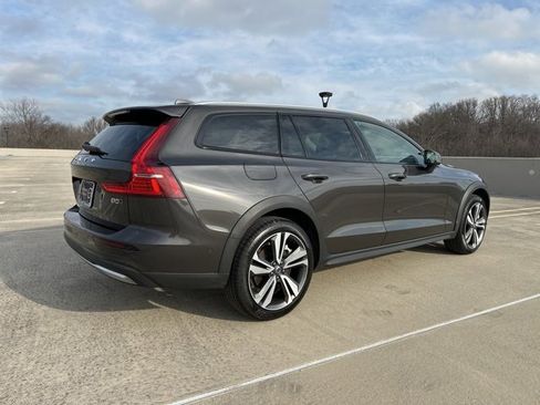 Certified 2025 Volvo V60 B5 Cross Country Plus image 7