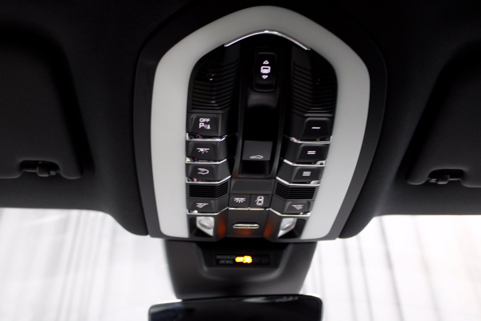 Certified 2025 Porsche Macan AWD/4WD image 34