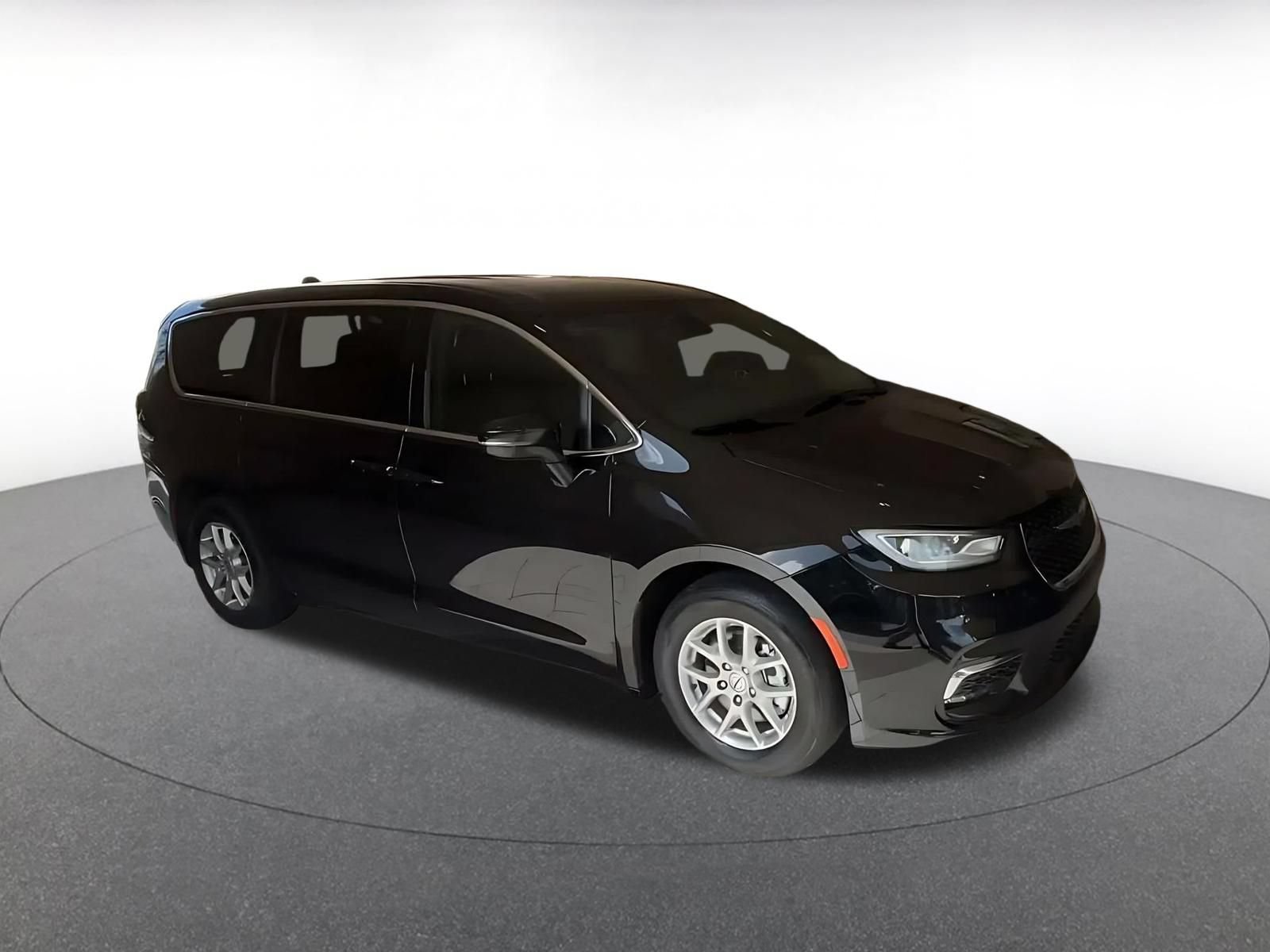 Used 2025 Chrysler Pacifica Select FWD image 2