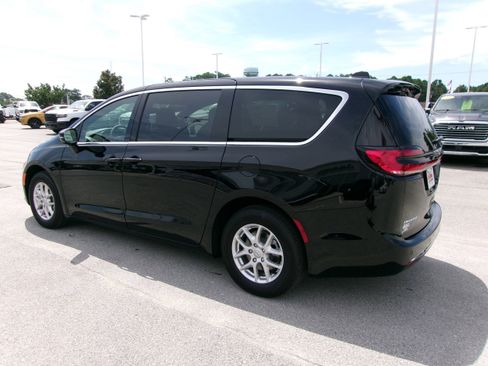 New 2026 Chrysler Pacifica Select image 3
